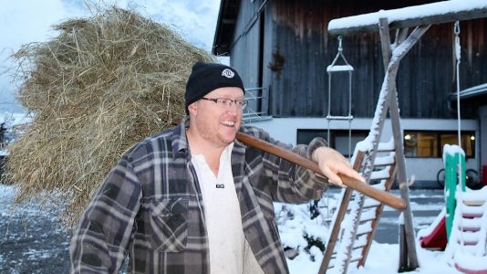 "Die sind alle hungrig", sagt Andreas Grabner, Bauer vom Steirerhof. Foto: Knut Kuckel