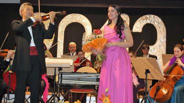 Blumen beim Neujahrskonzert in Mieming für Sopranistin Kerstin Eder. Foto: Knut Kuckel