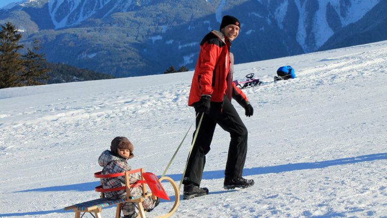 Rodeln und Schifahren am Holzeis-Bichl in Mieming. Foto: Knut Kuckel