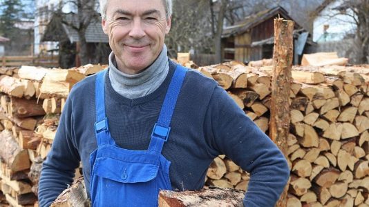 Andreas Fischer ist ein erfahrener "Holzlegger" in Mieming und kennt die Besten seiner Zunft. Foto: Knut Kuckel