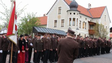 Die Feuerwehr Mieming feiert ihren Schutzpatron, den Hl. Florian und ehrt verdiente Mitglieder. Foto: Knut Kuckel