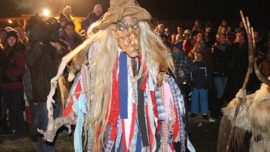 Die Hexe aus dem Stöttl überraschte das Stammpublikum beim Mieminger Tuifllauf, Foto: Knut Kuckel/Mieming.online