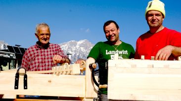 Anton, Thomas und Christian Schneider bauen die neuen "Ratschen" für den Kirchturm in Untermieming, Foto: Andreas Fischer