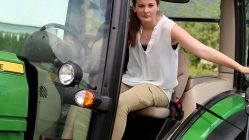Theresa Wallnöfer war Siegerin beim Traktor-Geschicklichkeitsfahren in Barwies, Foto: Knut Kuckel