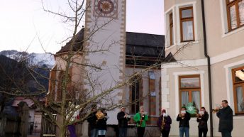 Silvesterbläser der Musikkapelle vor dem Widum in Untermieming, Foto: Knut Kuckel