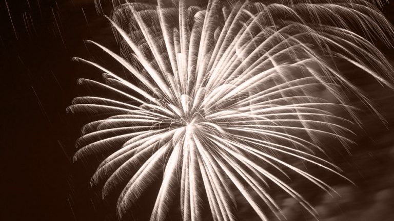 Mieming begrüßt das neue Jahr 2016 mit einem großen Feuerwerk. Foto: Knut Kuckel