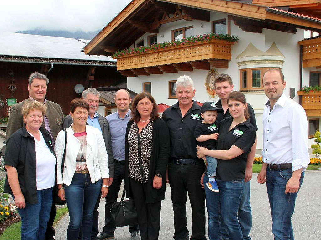 Am Michelerhof in Fiecht, von links, Brigitte Kranebitter, Bezirksstellenleiter Otmar Juen, LK-Vizepräsidentin Helga Brunschmid, Bezirksobmann Rudolf Köll, design. Kammerdirektor Ferdinand Grüner, Bezirksbäuerin Renate Dengg, Benedikt Kranebitter, Benjamin und Bettina Kranebitter mit Söhnchen Ben und LK-Präsident Josef Hechenberger © LK Tirol/Judith Haaser