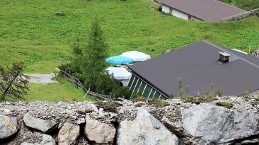 Ein Schutzwall schützt den Hüttenbetrieb der Seeben Alm, Foto: Knut Kuckel