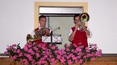 Zum Festauftakt beim Haus Spielmann spielten die Weisenbläser vom Balkon, Foto: Andreas Fischer