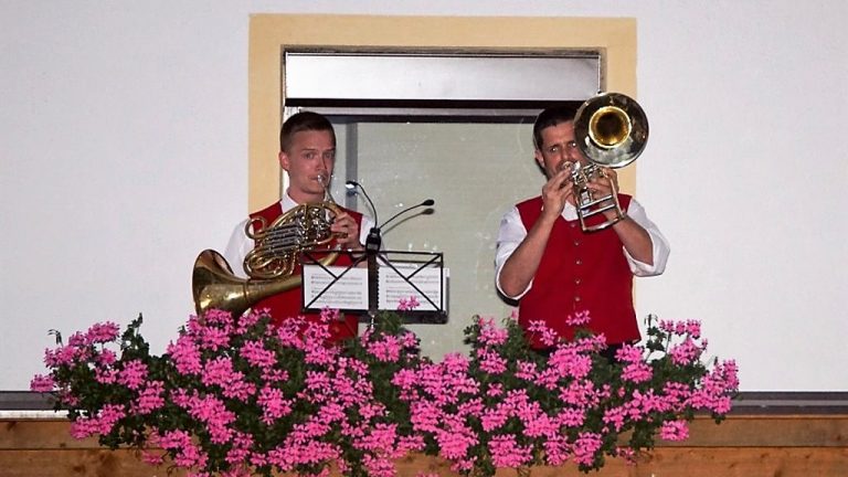 Zum Festauftakt beim Haus Spielmann spielten die Weisenbläser vom Balkon, Foto: Andreas Fischer