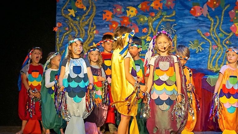 Kinder aus Barwies spielen das Musical "Der Regenbogenfisch", Foto: Andreas Fischer