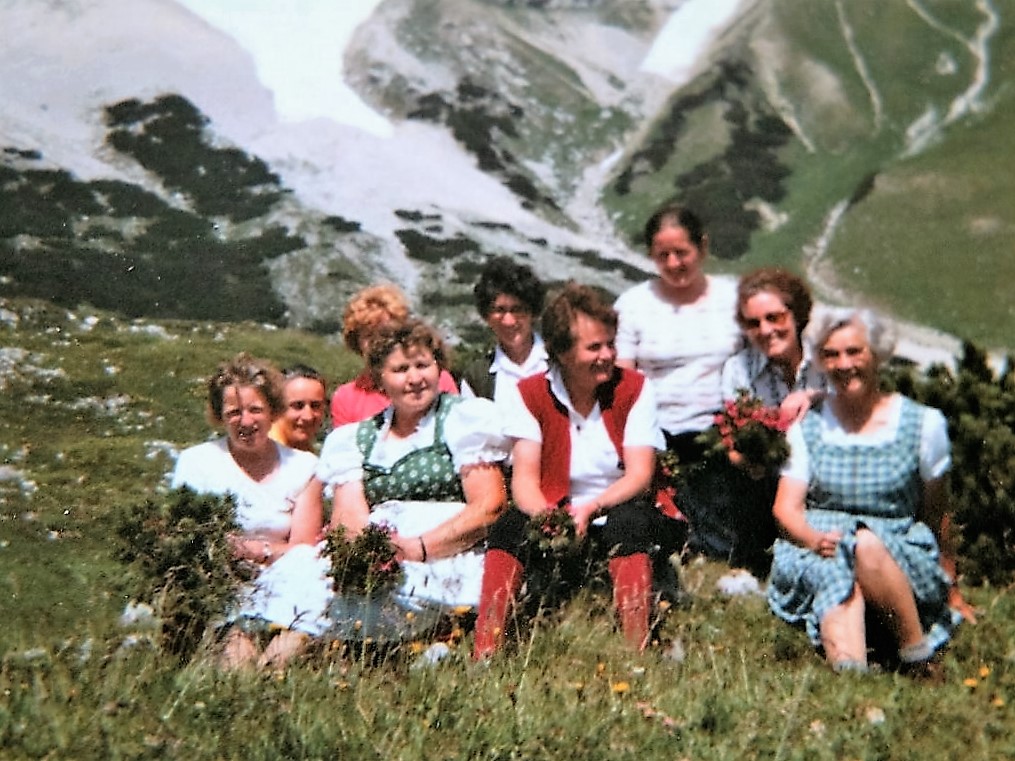 Bäuerinnen aus Obermieming auf der Feldernalm. Ende August 1970 fotografiert von Anna Scharmer.