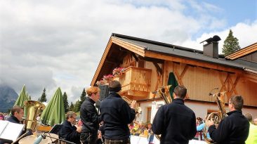 Zum Fest auf der Hochfeldern Alm spielten die Mieminger Musikanten, Foto: Knut Kuckel