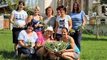 Kräuterbuschen binden mit den Mieminger Bäuerinnen, Foto: Knut Kuckel / #tirolbayern