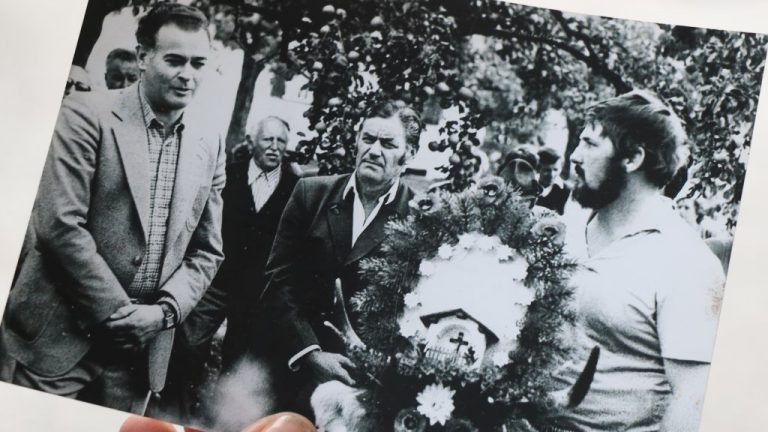 Almabtrieb Marienbergalpe der 1970er Jahre, von links: Benedikt Wallnöfer, Johann Haid, Max Pirpamer sen., Hans Jordan, genannt Brecher Franz. Foto: Privat/Gerda Pirpamer