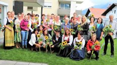 Blumen und Glückwünsche zum 30-Jahr-Jubiläum dem Team des Gesundheits- und Sozialsprengels Mieminger Plateau. Foto: Knut Kuckel