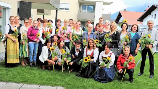 Blumen und Glückwünsche zum 30-Jahr-Jubiläum dem Team des Gesundheits- und Sozialsprengels Mieminger Plateau. Foto: Knut Kuckel