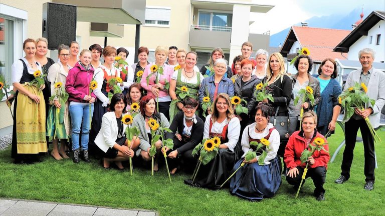 Blumen und Glückwünsche zum 30-Jahr-Jubiläum dem Team des Gesundheits- und Sozialsprengels Mieminger Plateau. Foto: Knut Kuckel