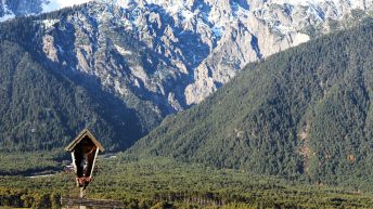 Herbst-Bilder vom Mieminger Plateau - Kreuz am Hochfeld in Obermieming. Foto: Knut Kuckel