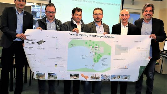 Von links: Emanuel Wohlfahrter (SunKid), Markus Mauracher (Regio Imst), Manfred Krug und Martin Kapeller (Badesee Mieming), Franz Dengg (Bgm. Gemeinde Mieming) und Christoph Stock (TVB). Foto: Knut Kuckel