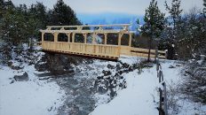 Das Kiefernholz zum Bau der neuen "Untere Stöttlbrücke" liefern heimische Föhren, das Dach - so Waldaufseher Michael Holzeis - wird aus Lärchenholz gemacht. Foto: Knut Kuckel