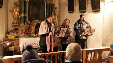 Hannah Schädle , Christine und Christian Holzeis spielten ein geistliches Abendlied in Gedenken an Mathias Post. Foto: Knut Kuckel
