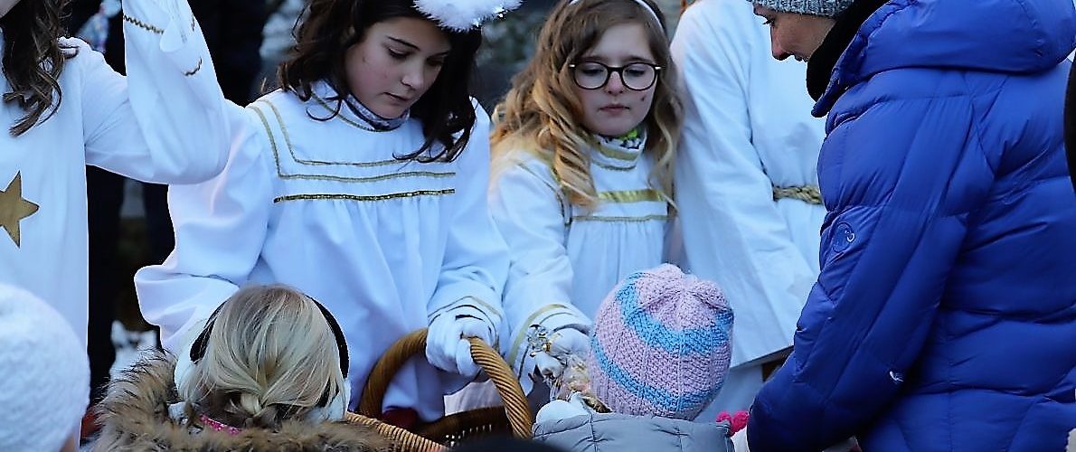 Am 1. Adventsonntag fanden sich leibhaftige Engel ein, um die Kinder beim Almadvent zu bescheren. Foto: Knut Kuckel
