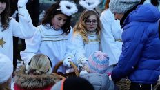 Am 1. Adventsonntag fanden sich leibhaftige Engel ein, um die Kinder beim Almadvent zu bescheren. Foto: Knut Kuckel