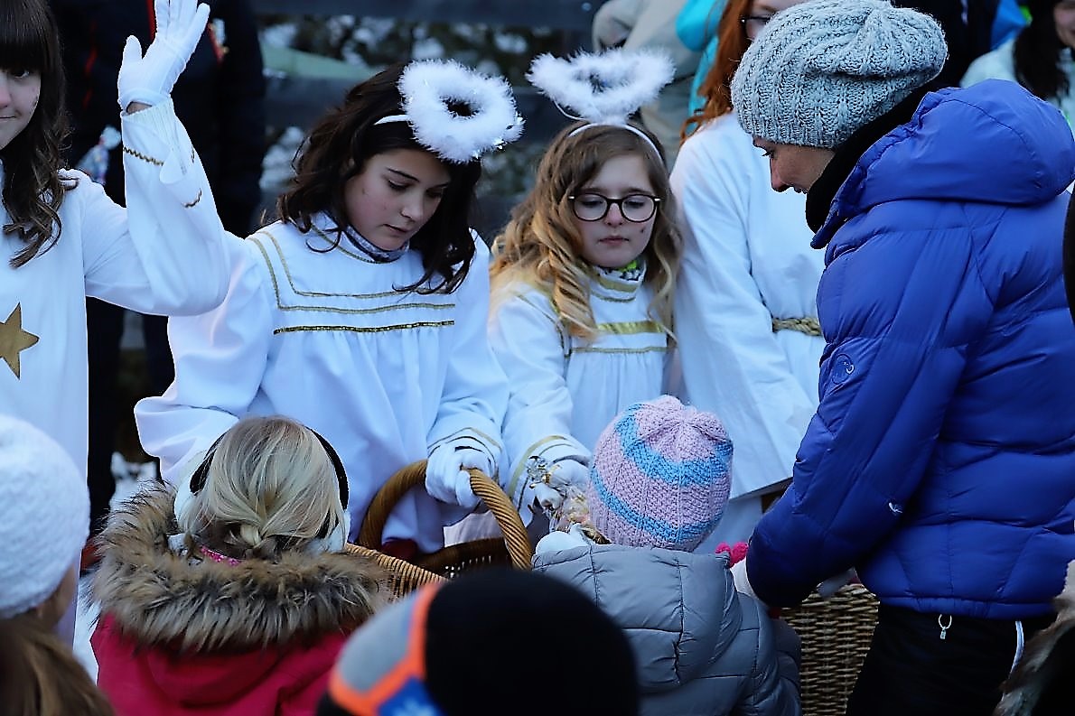 Am 1. Adventsonntag fanden sich leibhaftige Engel ein, um die Kinder beim Almadvent zu bescheren. Foto: Knut Kuckel