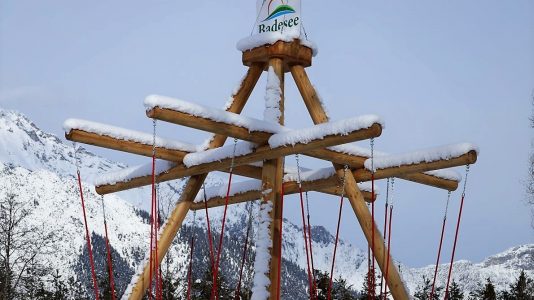 Die Baustelle am Badesee ist aufgeräumt und für den Publikumsverkehr aus Sicherheitsgründen abgesperrt. Foto: Knut Kuckel