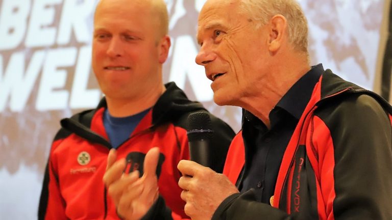 Bergretter Walter Spitzenstätter (rechts) im Gespräch mit Clemens Krabacher von der Bergrettung Mieming. Foto: Knut Kuckel / #tirolbayern