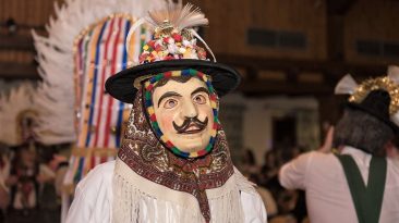 Die Brauchtumsgruppe aus Aldrans sorgte beim Feuerwehrball für bunte Bilder. Foto: Elias Kapeller