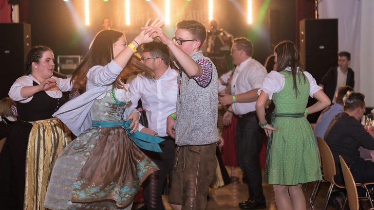 Tanz ins neue Jahr 2018 beim Jungbauernball in Mieming. Fotos: Katharina Deutinger/Elias Kapeller