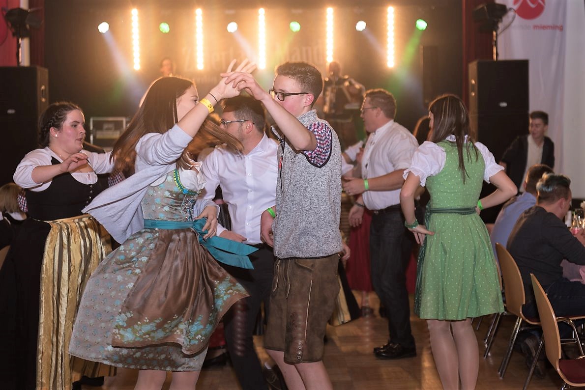 Tanz ins neue Jahr 2018 beim Jungbauernball in Mieming. Fotos: Katharina Deutinger/Elias Kapeller