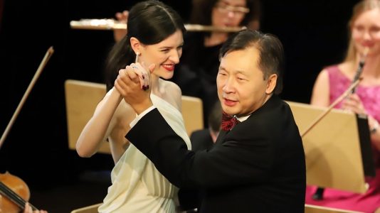 Solistin Laura Olivia Spengel tanzte mit Konzertmeister Lui Chan zum "Donauwalzer". Das Mieminger Konzertpublikum sang schunkelnt mit. Foto: Knut Kuckel