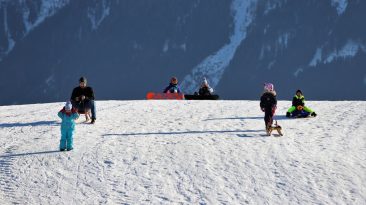 Einen Schnee-Bichl gibt es überall in Mieming. Wer konnte, nutzte den Wintersonntag in Mieming. Foto: Knut Kuckel/Mieming.online