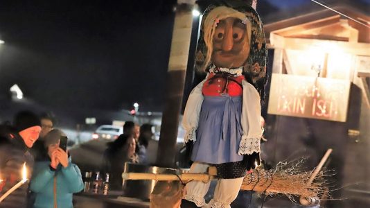 Im Herzen tieftraurig, aber dankbar für eine schöne Fasnacht wurde in Mieming die Stöttlhex verabschiedet. Foto: Knut Kuckel