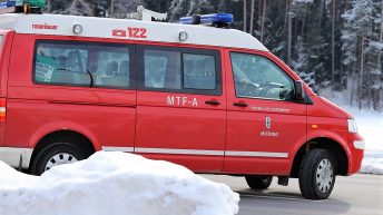 Familienfasching - für die Sicherheit auf der Bundesstraße sorgte die Freiwillige Feuerwehr Mieming. Foto: Knut Kuckel