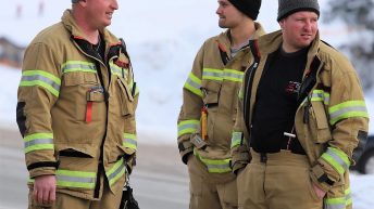 Familienfasching - für die Sicherheit auf der Bundesstraße sorgte die Freiwillige Feuerwehr Mieming. Foto: Knut Kuckel