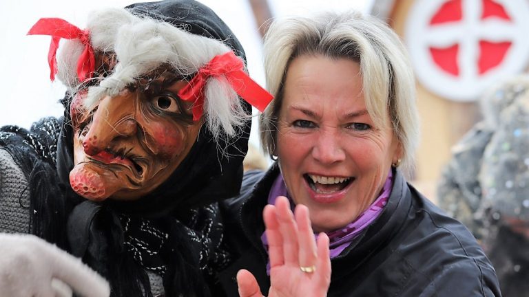 Premiere für Burgi Widauer im Hexen-Kessel. Da war Humor das Einstiegskriterium. Foto: Knut Kuckel