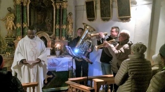 Gottesdienst in der Josefskapelle . Foto: Burgi Widauer