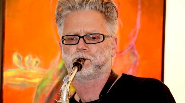 Hannes Metnitzer mit "Saxoholic" im Kunst-Werk-Raum/Mesnerhaus. Foto: Mieming.online