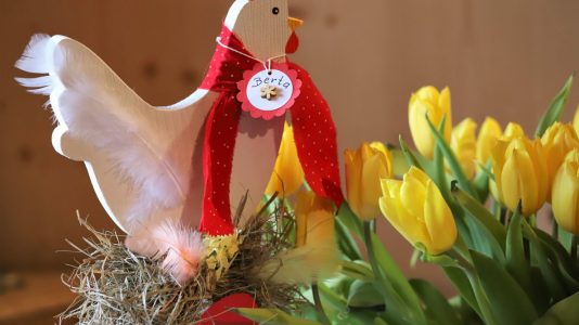 Der Osterhase bringt die Ostereier - Gelegt werden sie von Berta und ihren willigen Helferinnen. Foto: Knut Kuckel