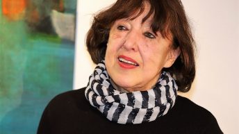 Die Malerien und Restauratorin Charlotte Friedl lädt zur Ausstellung "84,87". Zu sehen bis 22. April in Mieming. Foto: Knut Kuckel