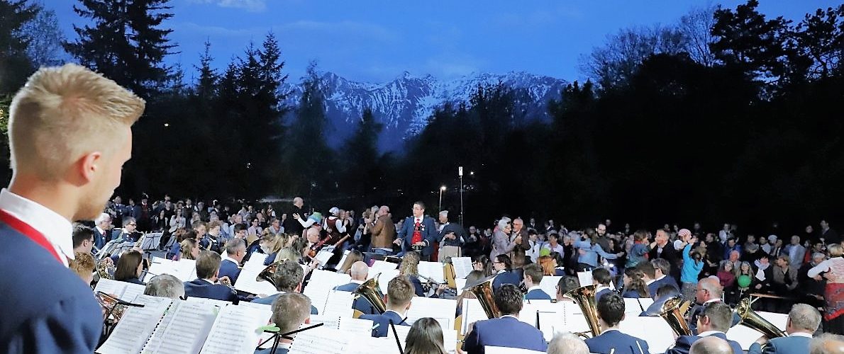 Vollmondkulisse beim "Traum eines österreichischen Reservisten" in Mieming. Foto: Knut Kuckel / #tirolbayern