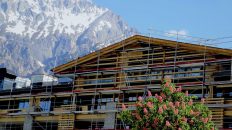 Schwarz Alpenresort - Zwei Kräne wurden schon abgebaut, in dieser Woche sind die Gerüste im Süden und Westen an der Reihe. Foto: Knut Kuckel