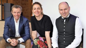 "Wir sind soweit", sagen Franz-Josef und Katharina Pirktl aus der Geschäftsleitung mit Sommelier und Servicemanager Christian Auer. Foto: Knut Kuckel