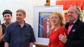 Hildegard Stöger, Leander Kaiser, Annaliese und Günther Stecher präsentierten die Afra-Benefizlithographie „Ich fürchte nicht“. Foto: Knut Kuckel