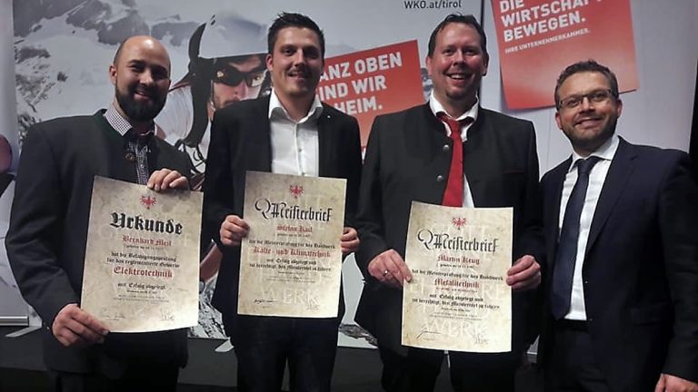 Von links: Bernhard Meil (Elektrotechnik), Stefan Kail (Kälte- und Klimatechnik), Martin Krug (Metalltechnik), Vize-Bgm. Martin Kapeller. Foto: WKO Tirol