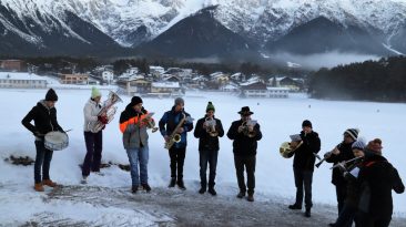 Musikalischer Silvestergruß zum Sonnenaufgang am Zirchbichl in Barwies. Foto: Knut Kuckel